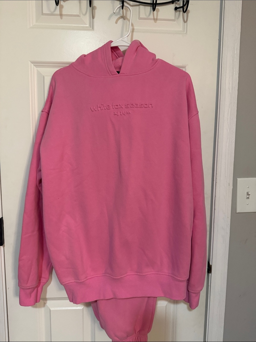 White Fox Season Pink Hoodie & Jogger Set
Hoodie Size M/L | Joggers Size M - Picture 1 of 5